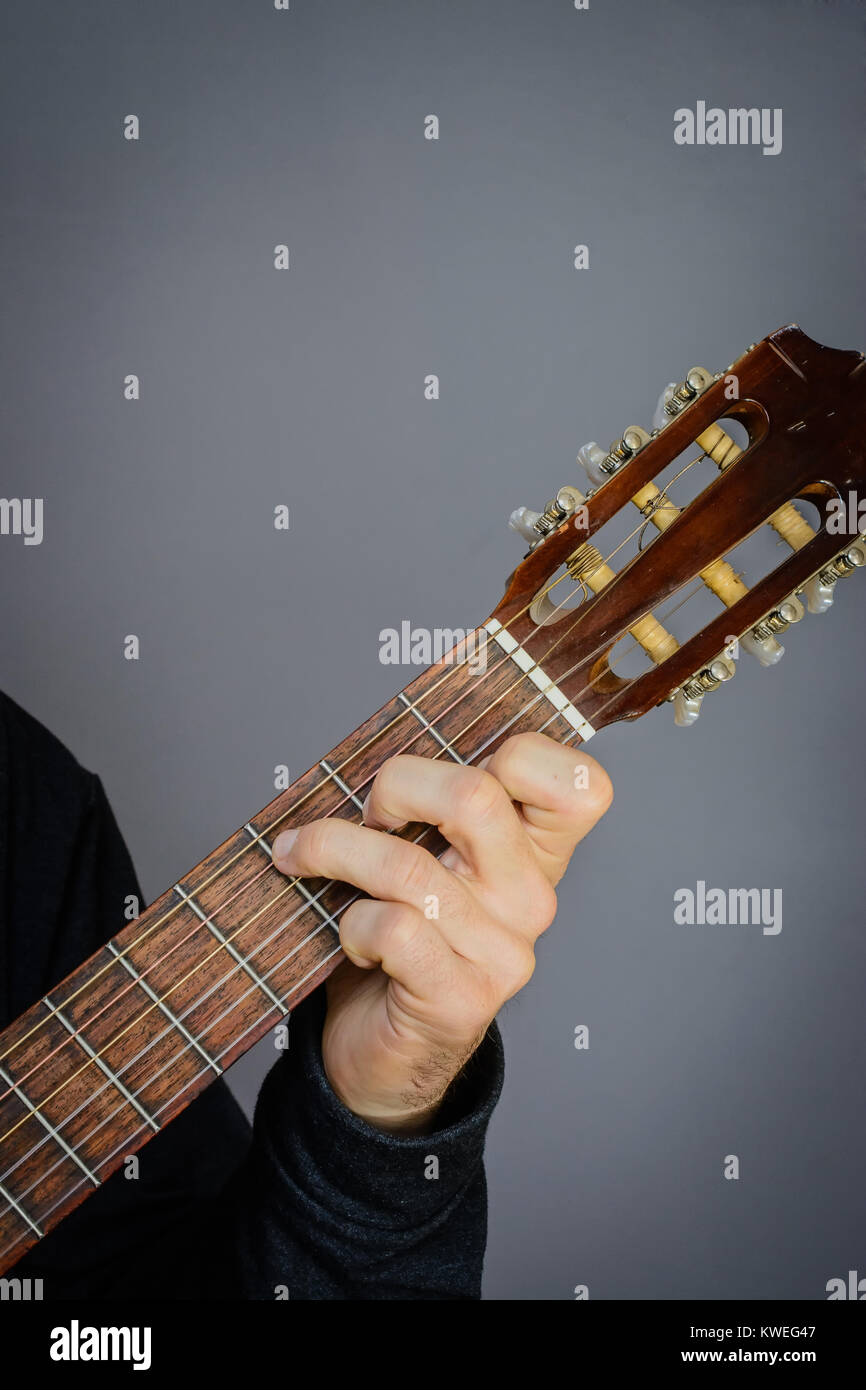 Il chitarrista giocando C Major corda sulla classica di chitarra acustica  con corde in nylon Foto stock - Alamy