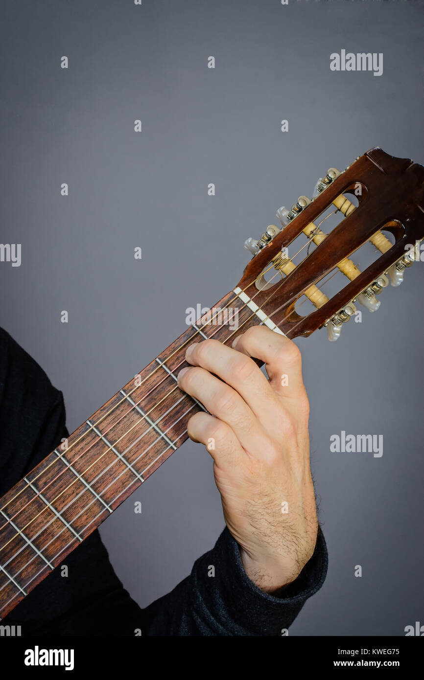 Il chitarrista riproduzione di accordo E Major sui classici chitarra  acustica con corde in nylon Foto stock - Alamy