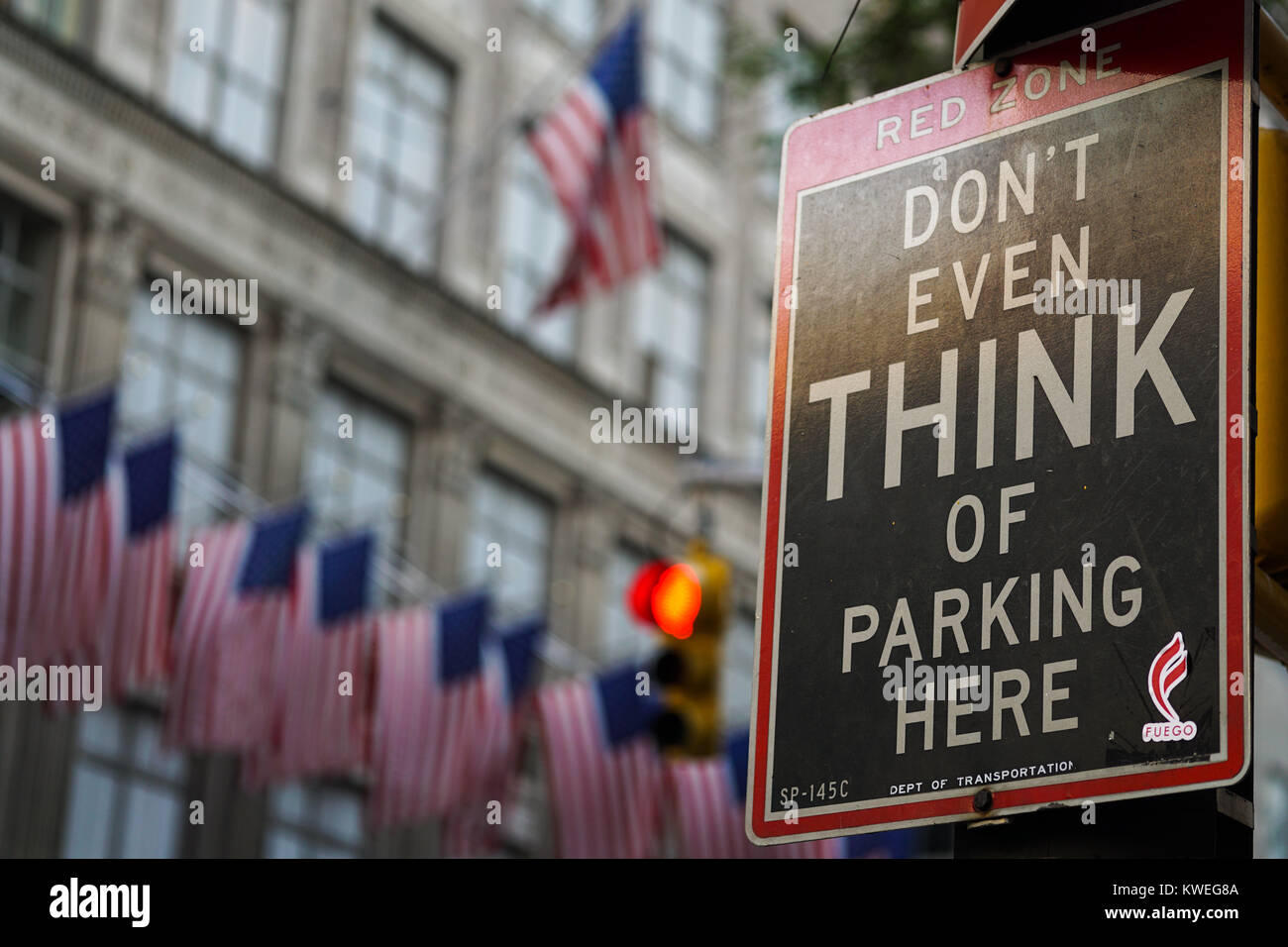 Non pensate nemmeno di parcheggio qui segno di avvertimento sulla Fifth Avenue a New York City. Foto Stock