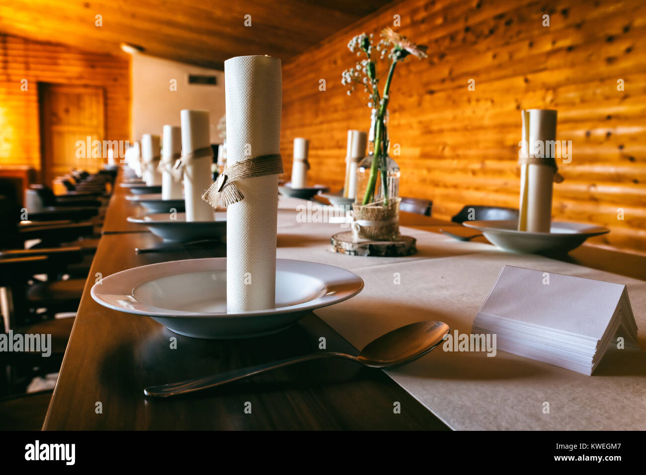 Tavolo da pranzo arredata con decorazioni per matrimoni sul tavolo Foto Stock