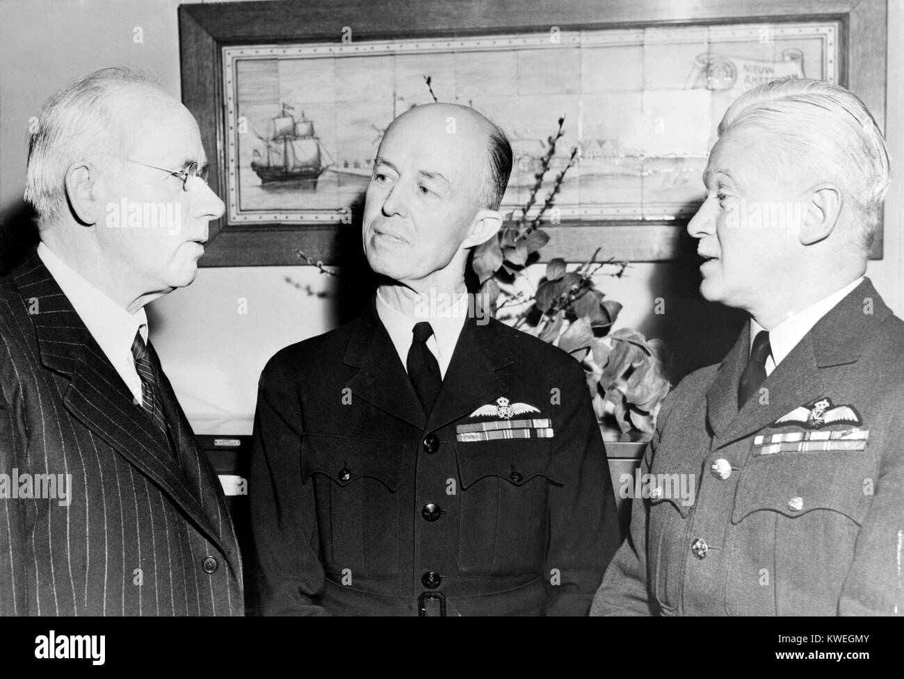 Il primo ministro Peter Fraser della Nuova Zelanda, Maresciallo dell'aria Richard Williams della Royal Australian Air Force e aria Commodore J. L. Findlay del Royal New Zealand Air Force, in una chiesa nella città di New York, frequentando Anzac Day il 25 aprile 1944. Il primo ministro Fraser, a New York per il suo modo di una conferenza del primo Min sorelle del Commonwealth britannico a Londra, Inghilterra, indirizzata in Australia e Nuova Zelanda aviatori che hanno frequentato i dispositivi sul loro feste nazionali. Foto Stock