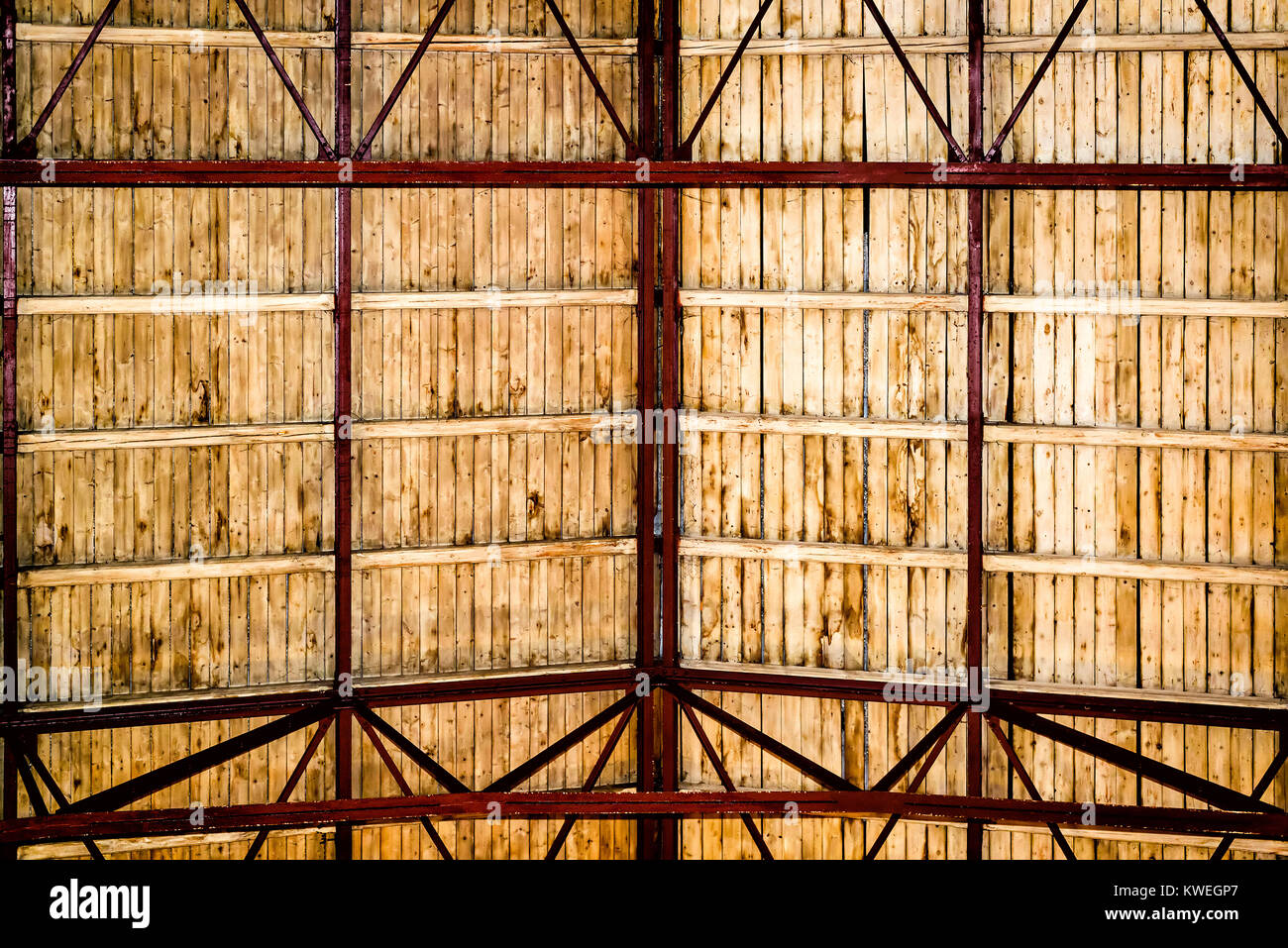 Tetto di legno, visibile balseros rosso e marrone chiaro listelli Foto Stock