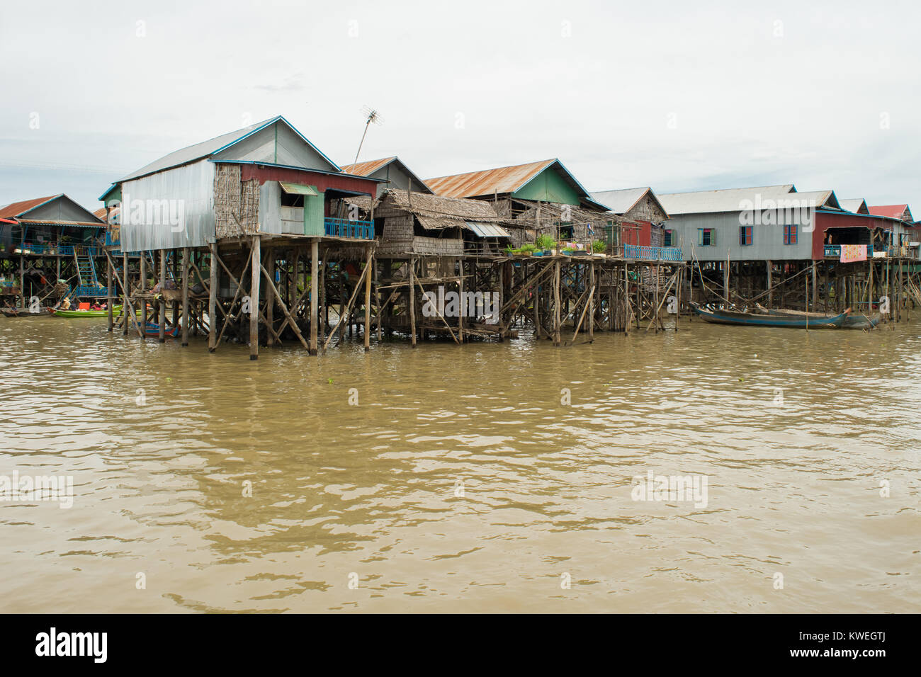 Legno e metallo insediamento, gruppo di edifici di case su palafitte, Kampong Phluk villaggio galleggiante, Lago Tonle Sap, Siem Reap, Cambogia, sud-est asiatico Foto Stock