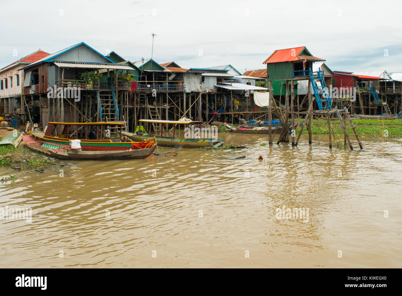 Legno e metallo insediamento, gruppo di edifici di case su palafitte, Kampong Phluk villaggio galleggiante, Lago Tonle Sap, Siem Reap, Cambogia, sud-est asiatico Foto Stock