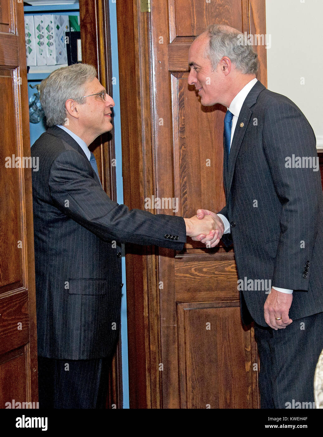 Stati Uniti il senatore Bob Casey, Jr. (Democratico della Pennsylvania), destra stringe la mano con il giudice Merrick Garland, capo della giustizia per gli Stati Uniti la Corte di Appello del Distretto di Columbia circuito, sinistra, chi è il Presidente Usa Barack Obama la selezione per sostituire il compianto associare giustizia Antonin Scalia sulla Corte suprema, sinistra, come il giudice arriva per una foto op al Campidoglio di Washington DC Martedì, Marzo 22, 2016. Credito: Ron Sachs / CNP /MediaPunch Foto Stock