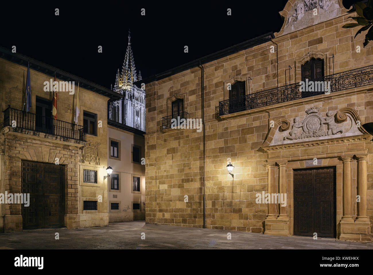 Plaza corrada del vescovo, Arcivescovado, la torre e la facciata dell'ingresso al chiostro della Cattedrale di San Sebastian de Oviedo, Asturias, Spagna Foto Stock