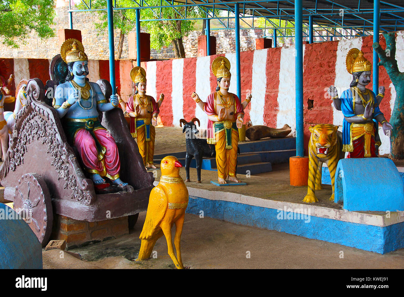 Mitologia indiana che mostra Navagraha e i loro veicoli, Saturno, Rahu e Mangal graha, Neelkantheshwar tempio, Panshet, Pune Foto Stock