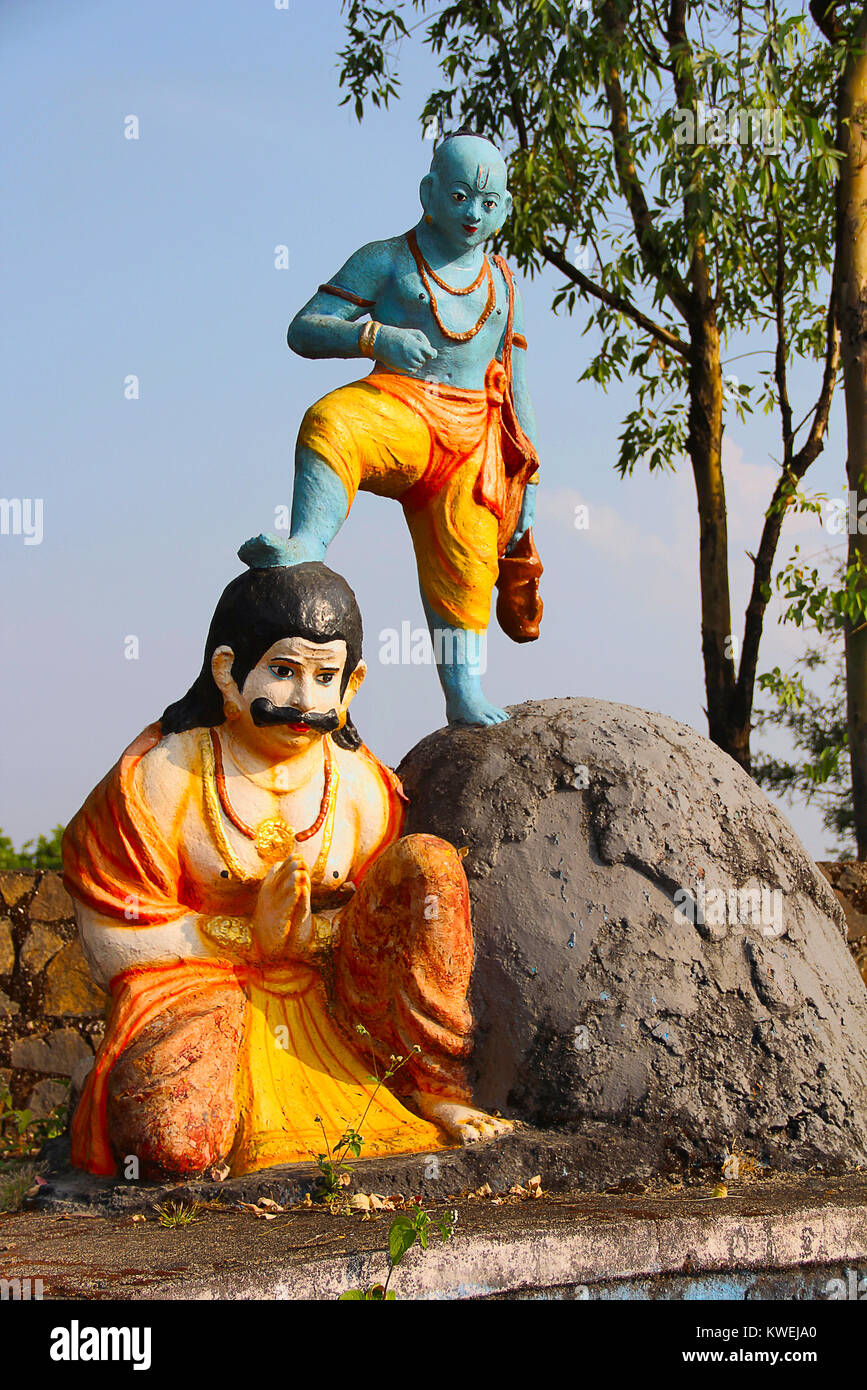Vaman (quinta avatar del dio Vishnu) tenendo la sua gamba di Bali, Nilkantheshwar tempio, Panshet, Pune Foto Stock