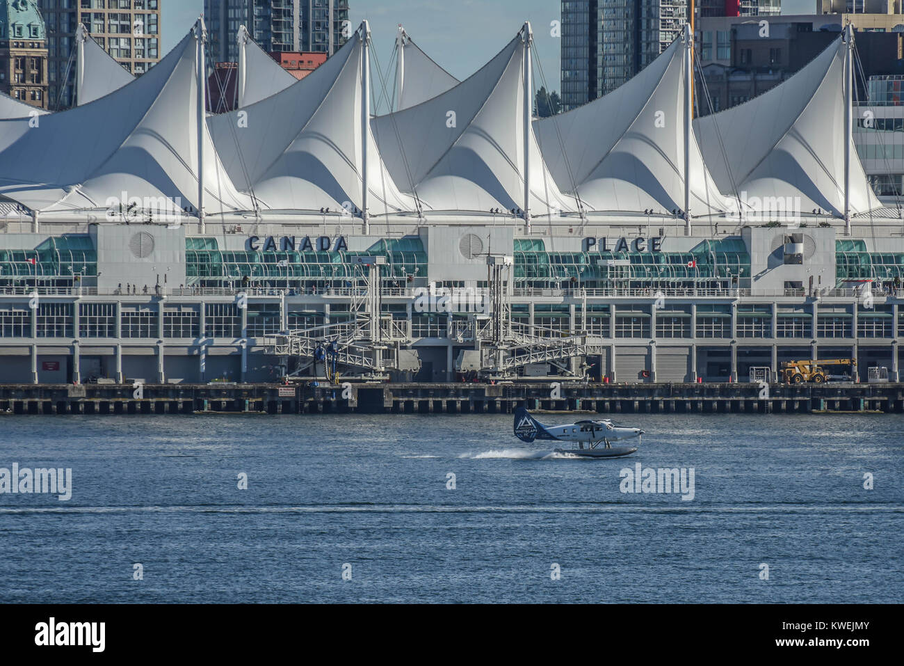 Porto di Vancouver British Columbia in estate in una giornata di sole - Canada Place w/ un piano del mare - idrovolante - navi, barche e moderna città di Vancouver Foto Stock