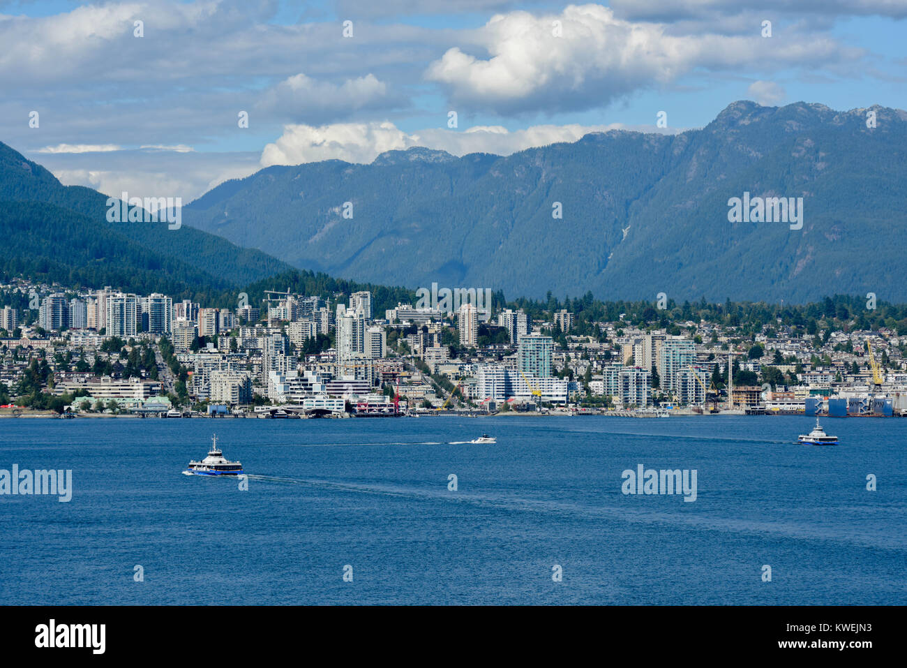 Porto di Vancouver British Columbia in estate in una giornata di sole - Canada Place w/ un piano del mare - idrovolante - navi, barche e moderna città di Vancouver Foto Stock