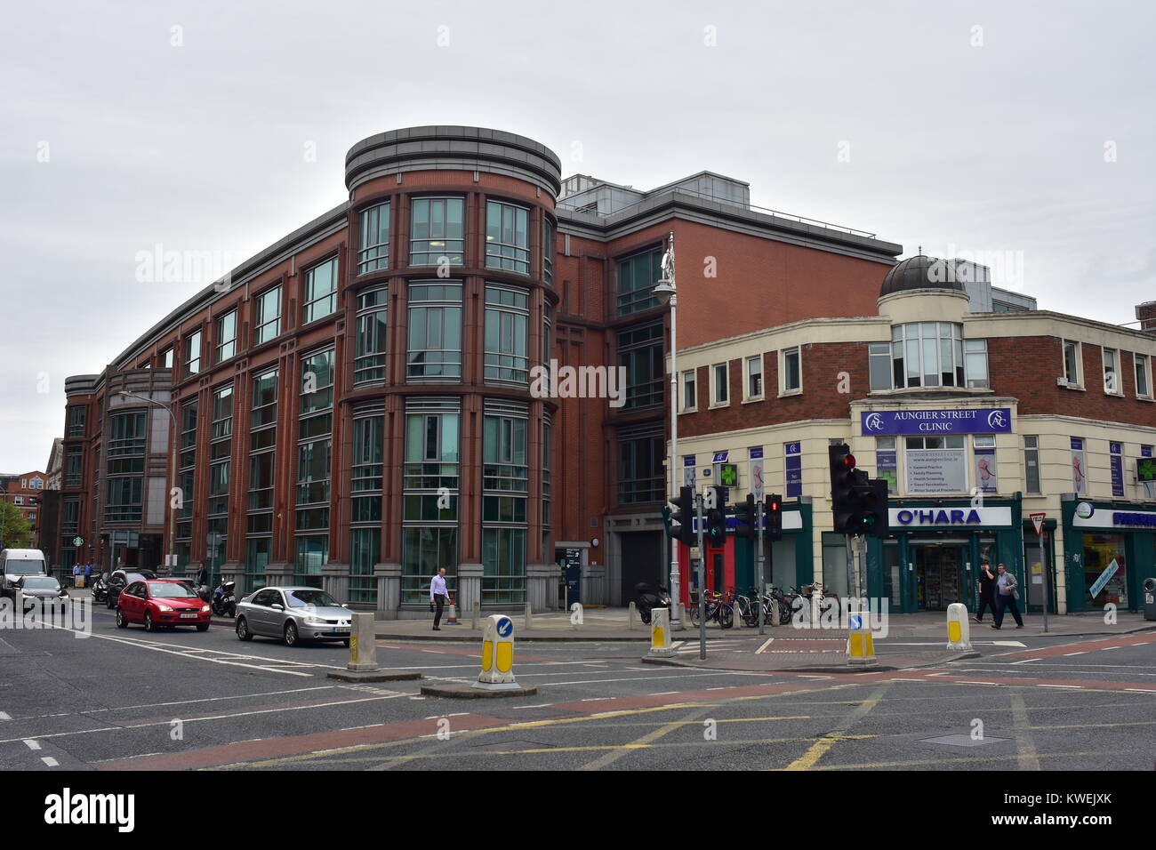 Ufficio CEI edificio e Aungier Street clinica nell'angolo di Redmond Hill e Kevin Street Lower in Dublino. Foto Stock