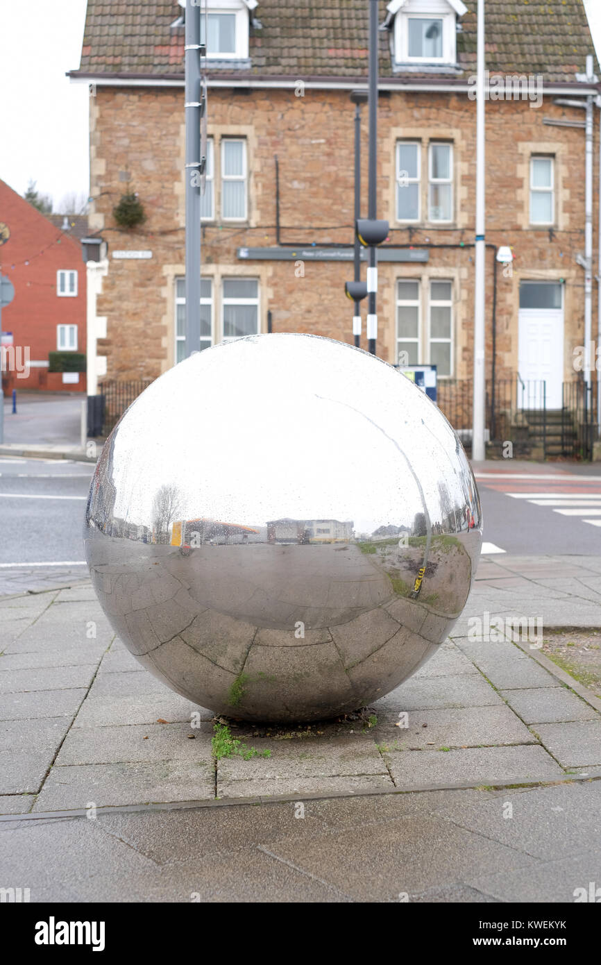 Gennaio 2018 - grande sfera in argento decorativo furninture street, Portishead vicino a Bristol. Foto Stock