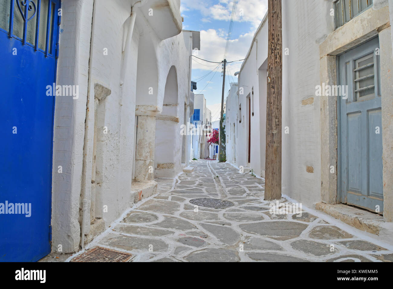 Tipica strada in greco isole delle Cicladi, con pareti dipinte di bianco e gli elementi di colore blu Foto Stock