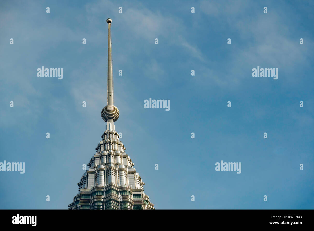 La parte superiore di uno dei molto alti Petronas Twin Towers di Kuala Lumpur in Malesia Foto Stock