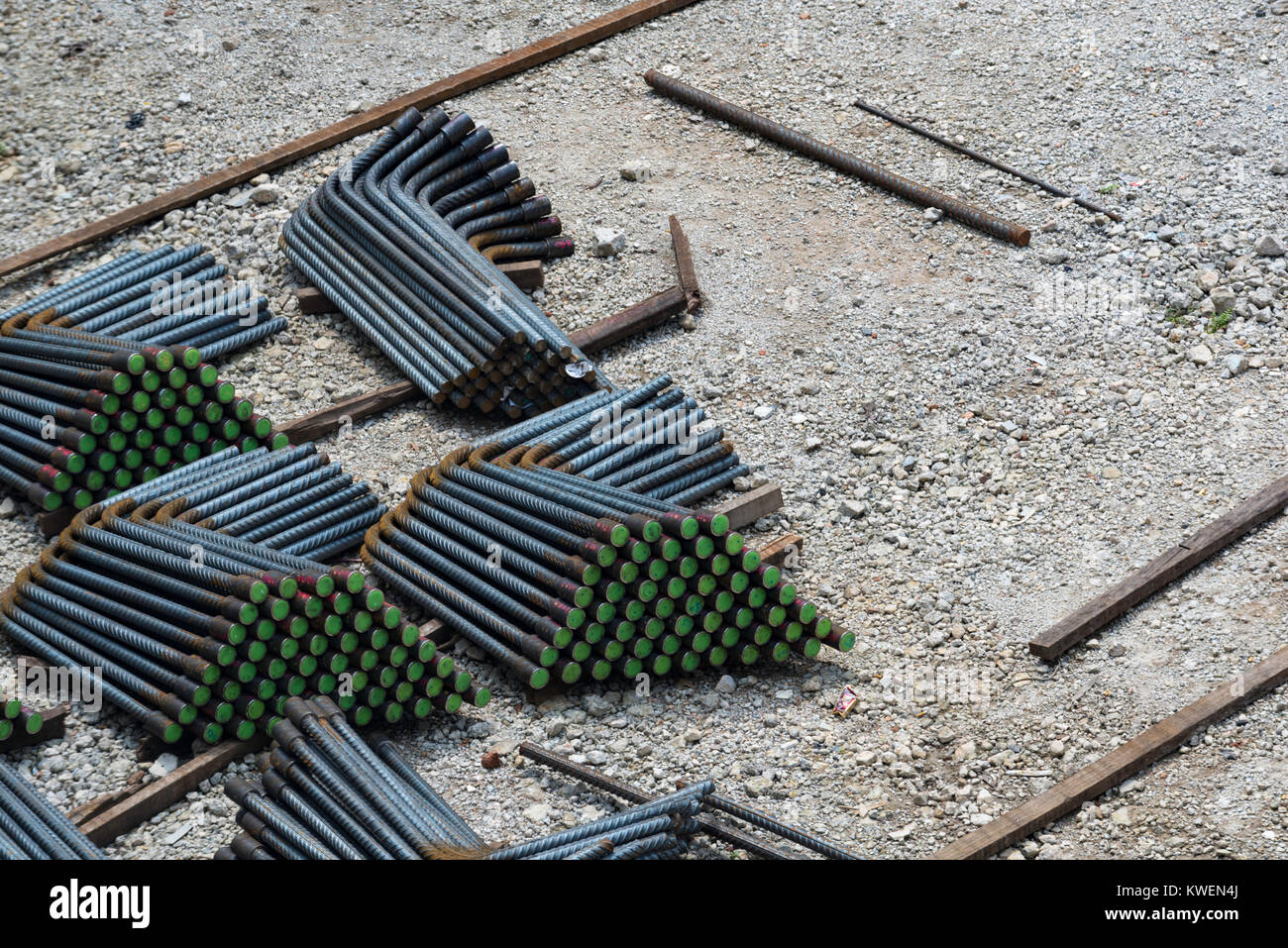 Tagliare barre di acciaio seduta sul terreno di un cantiere in attesa di essere miscelato con il cemento per la costruzione di fondazioni Foto Stock