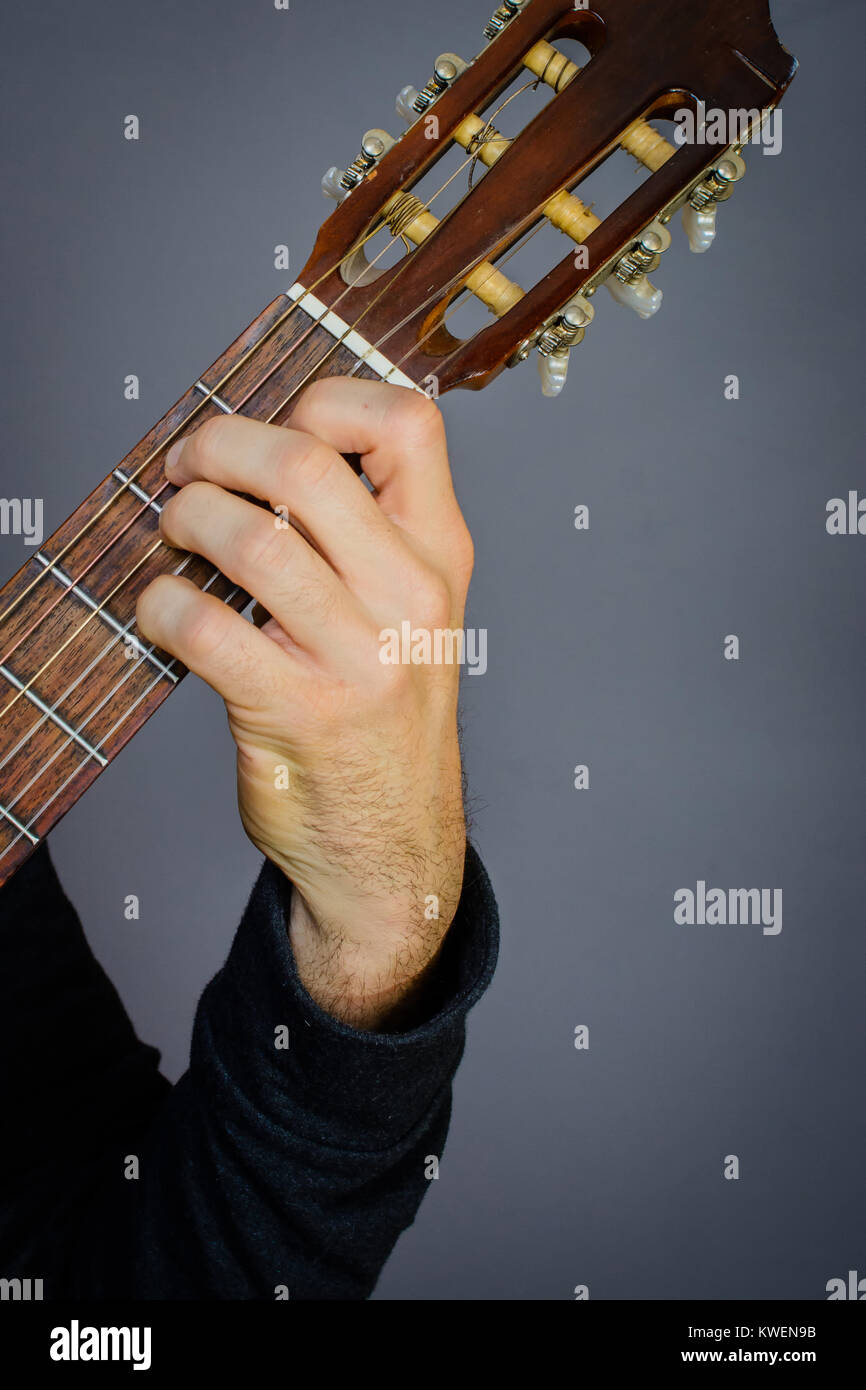 Il chitarrista giocando una E principali 7 corda sulla classica di chitarra  acustica con corde in nylon Foto stock - Alamy