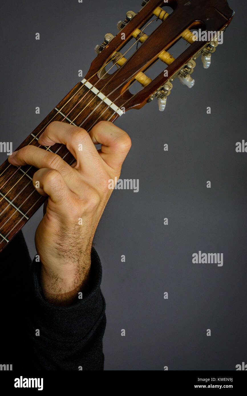 Il chitarrista giocando un G major corda sulla classica di chitarra acustica con corde in nylon Foto Stock