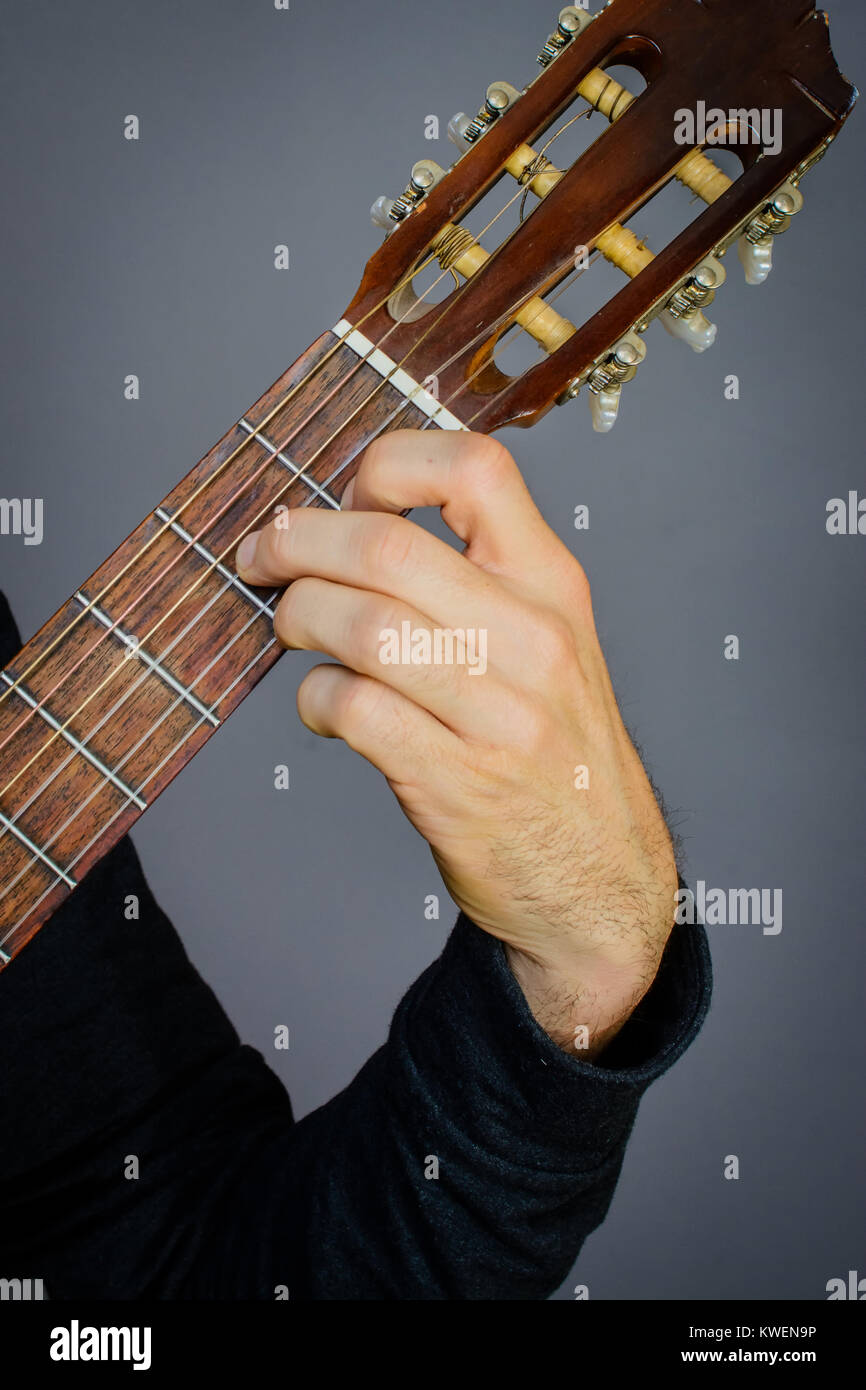 Il chitarrista giocando un D Major 7 corda sulla classica di chitarra  acustica con corde in nylon Foto stock - Alamy