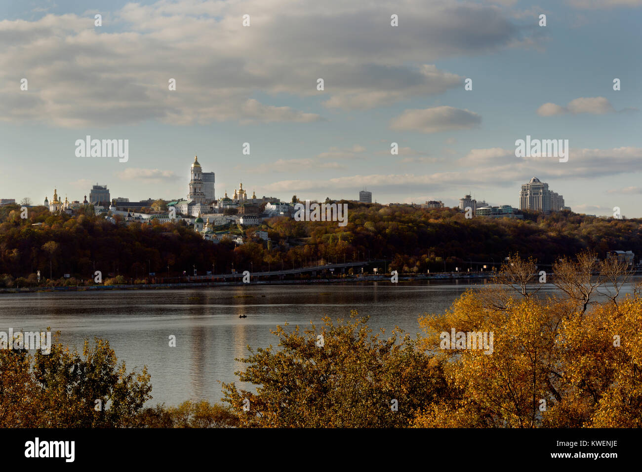 Una vista di Kyiv Dnipro river in ottobre, Ucraina Foto Stock