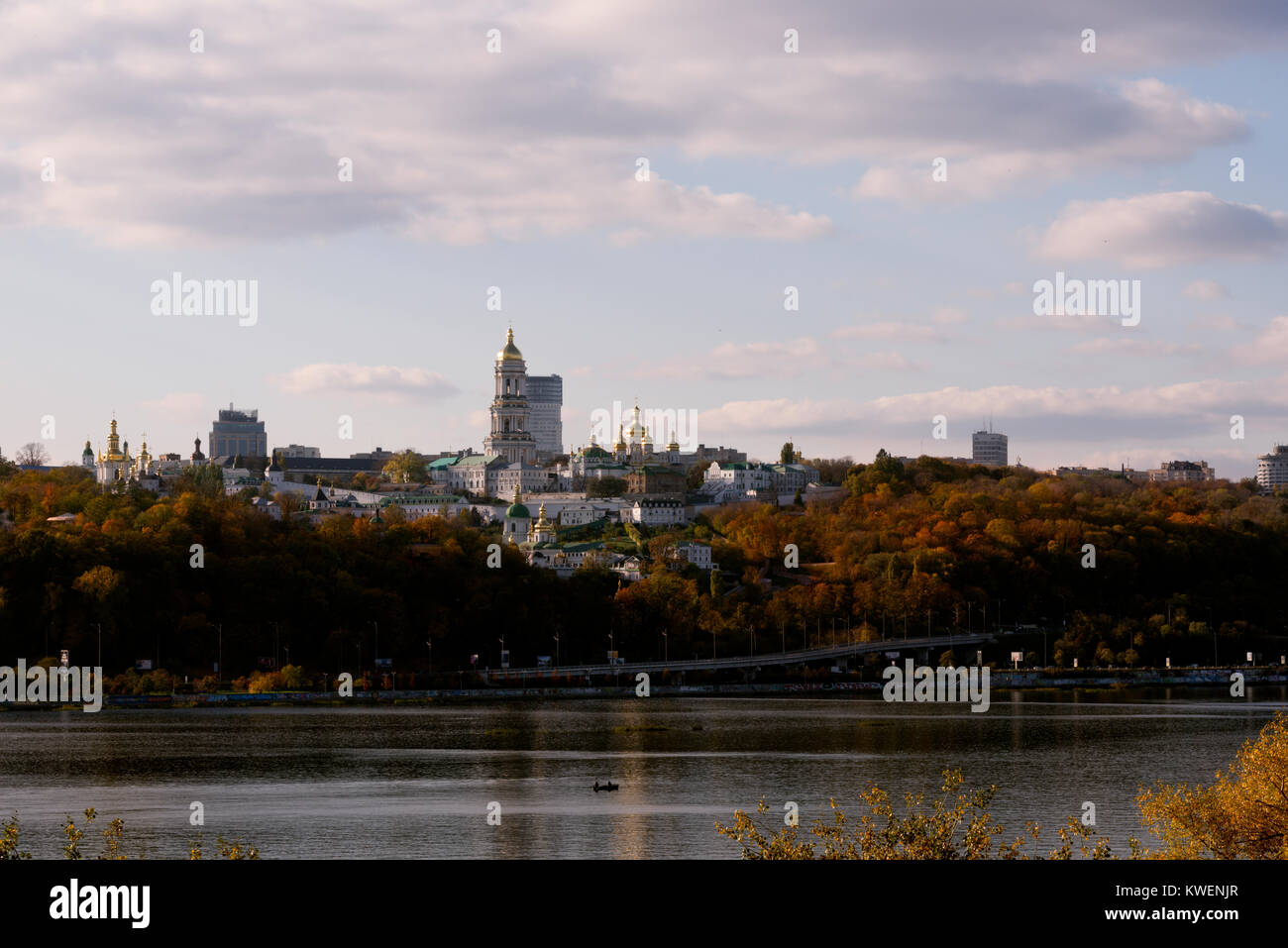 Una vista di Kyiv Dnipro river in ottobre, Ucraina Foto Stock