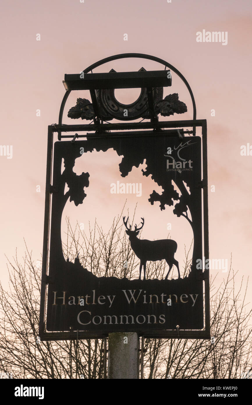 Villaggio decorativo segno a Hartley Wintney nel Hampshire, Regno Unito Foto Stock