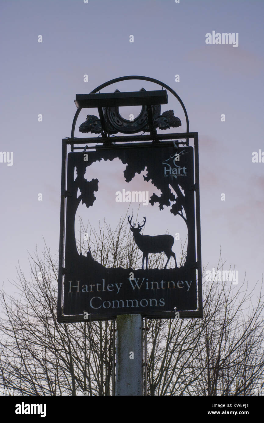 Villaggio decorativo segno a Hartley Wintney nel Hampshire, Regno Unito Foto Stock