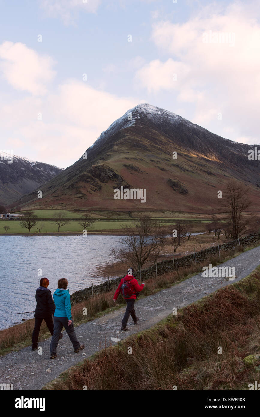 Gli escursionisti a piedi accanto al lago Buttermere nel Lake District inglese Foto Stock