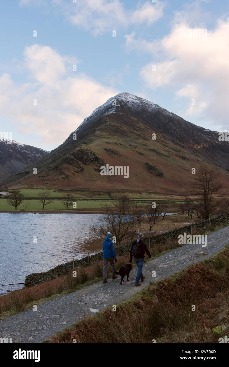 Gli escursionisti a piedi accanto al lago Buttermere nel Lake District inglese Foto Stock