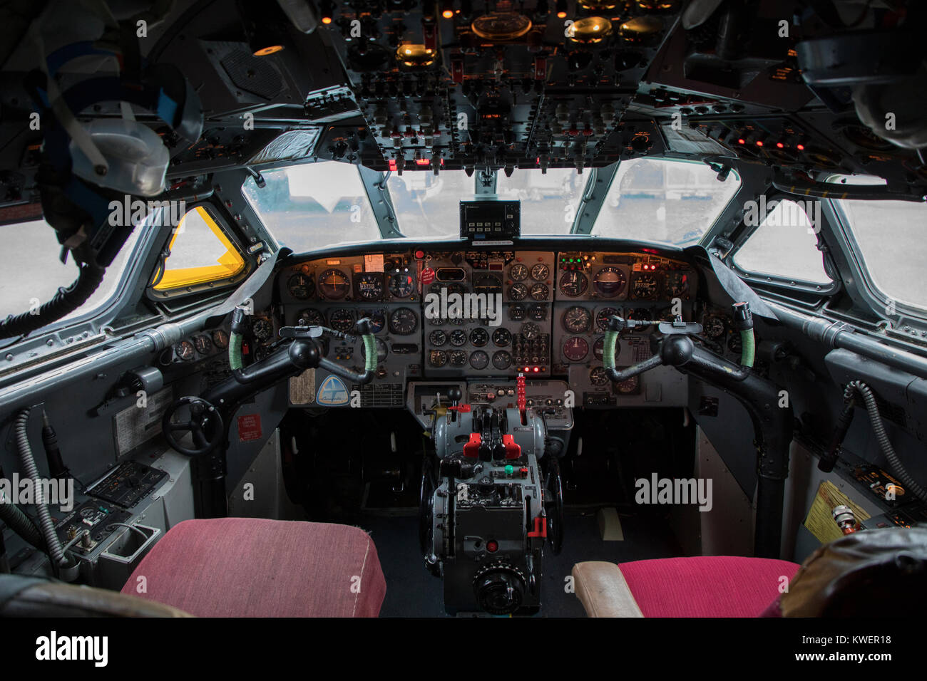 Abitacolo Il Cockpit Di Un Vecchio Aereo All Interno Della Cabina Di Pilotaggio Di Un Aereo Vecchio Foto Stock Alamy
