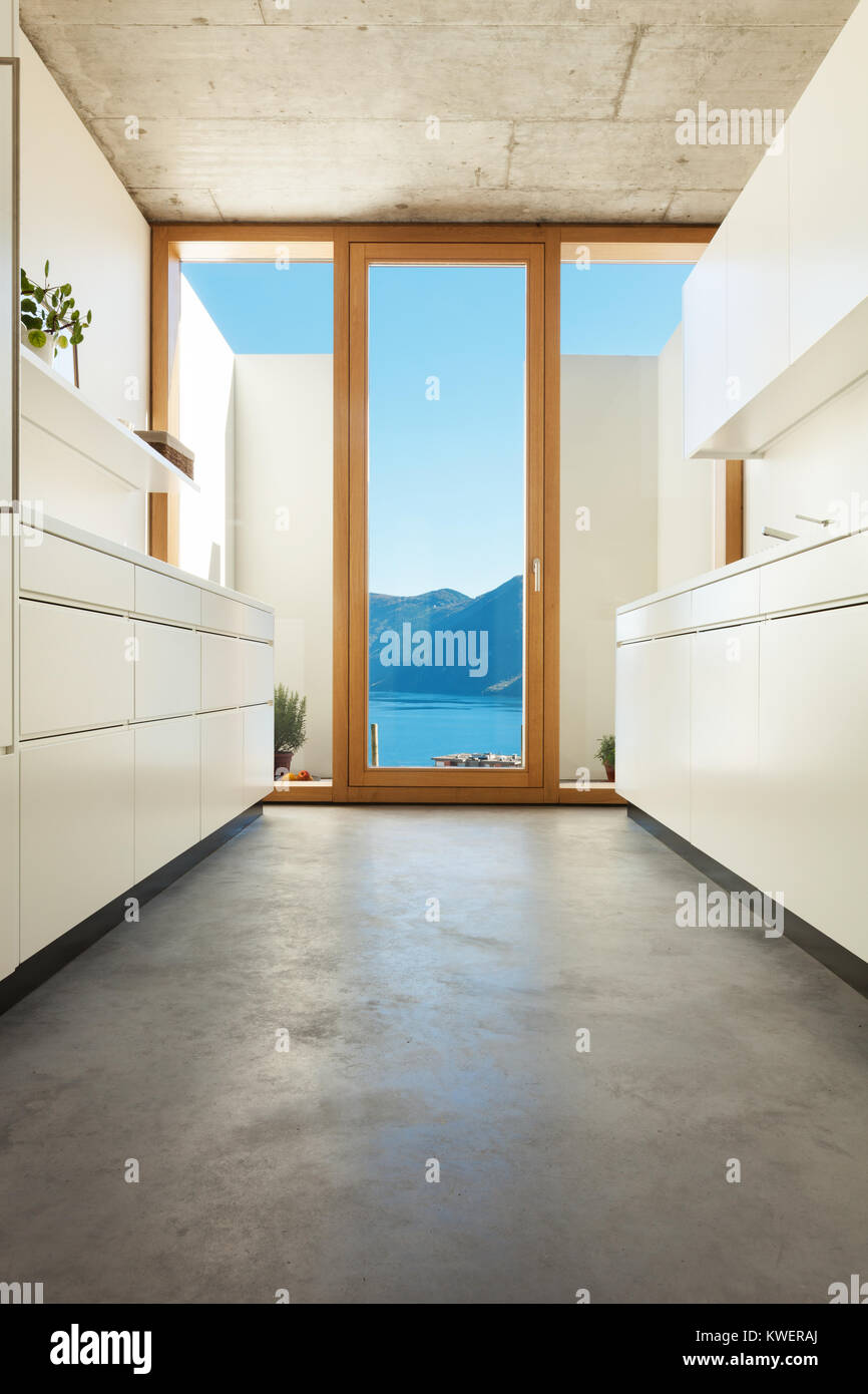 Bella casa moderna in cemento, interni, cucina bianca Foto Stock