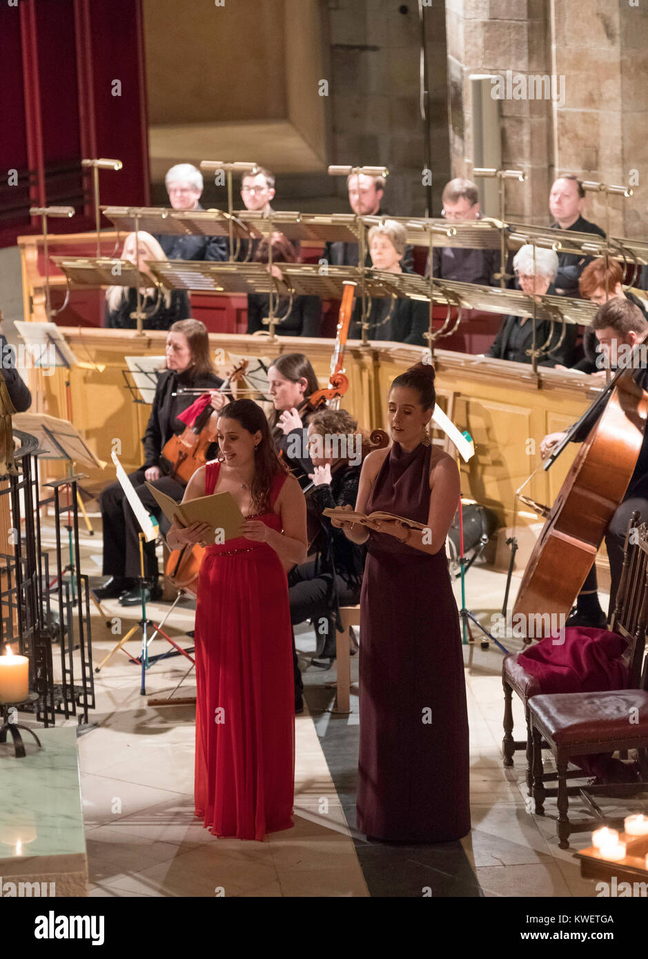 Interno della cattedrale di St Giles durante il Natale carol concerto come parte di Edimburgo di Hogmanay feste di Capodanno a Edimburgo in Scozia, u Foto Stock
