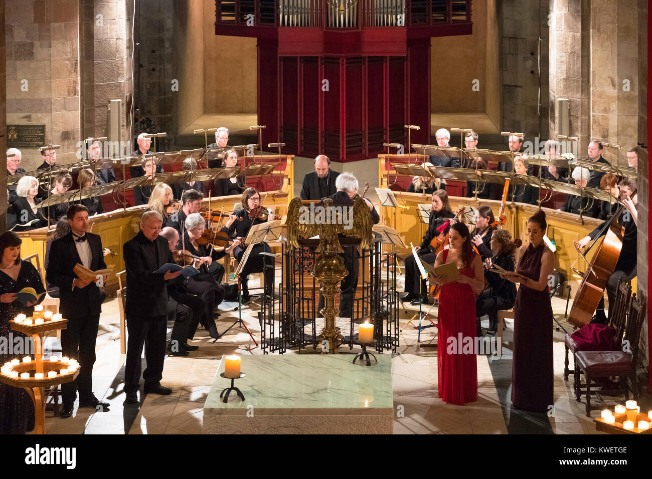 Interno della cattedrale di St Giles durante il Natale carol concerto come parte di Edimburgo di Hogmanay feste di Capodanno a Edimburgo in Scozia, u Foto Stock