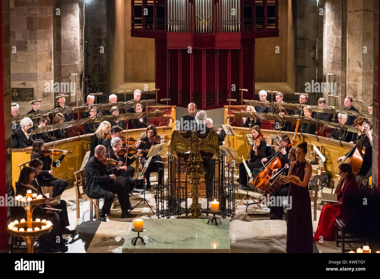 Interno della cattedrale di St Giles durante il Natale carol concerto come parte di Edimburgo di Hogmanay feste di Capodanno a Edimburgo in Scozia, u Foto Stock