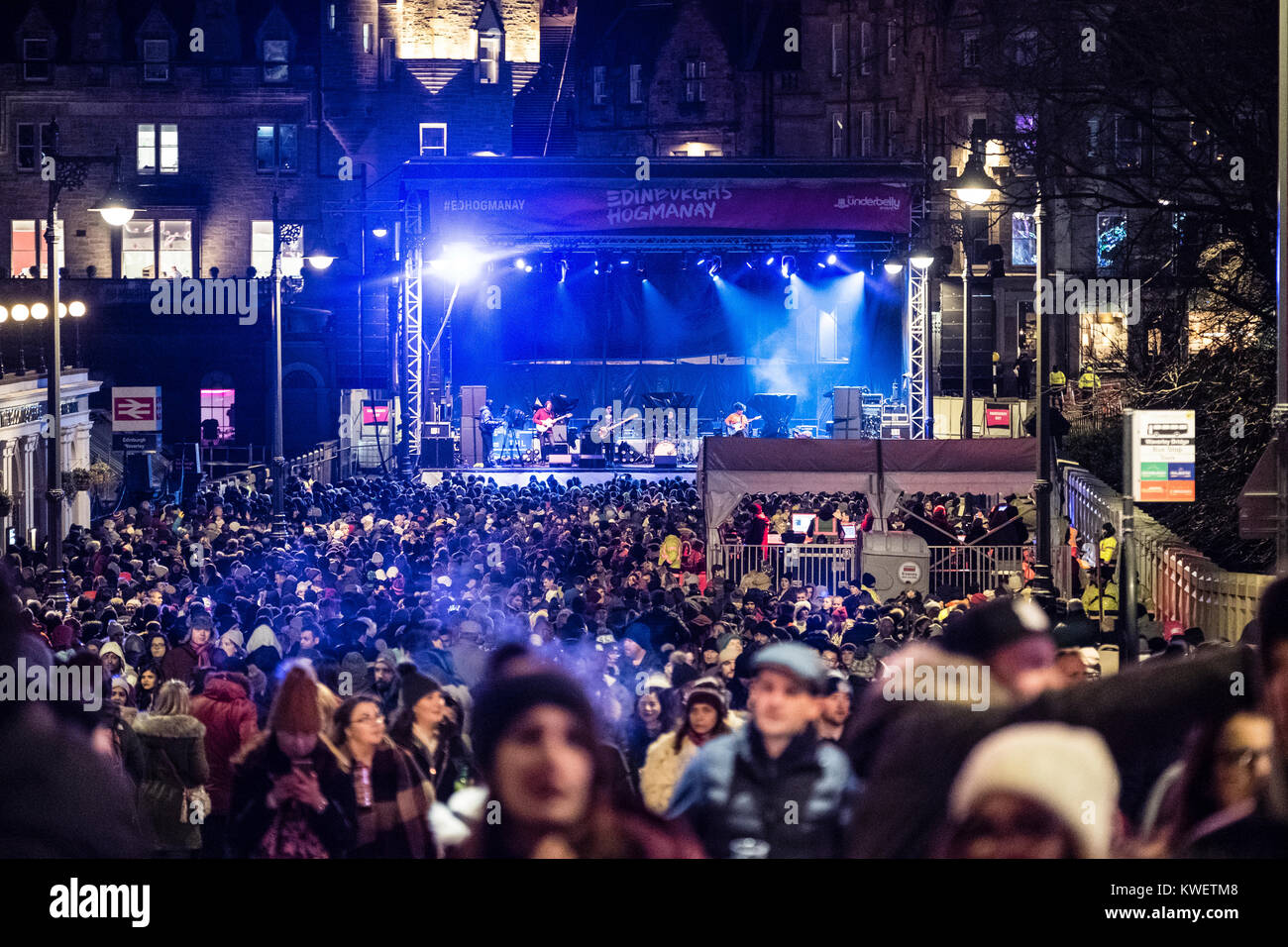 Vista del Waverley Stage durante il concerto come parte della festa di strada di Edimburgo hogmanay in città la vigilia di Capodanno. Scozia, Regno Unito. 2017 Foto Stock