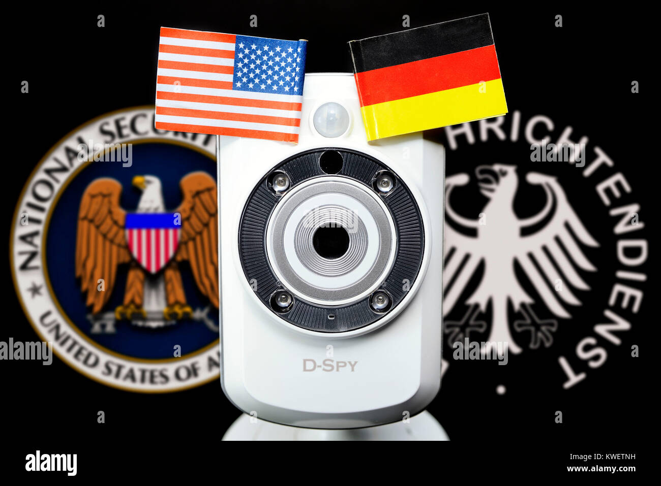 La webcam e il segno della Federal Intelligence Service e NSA, simbolico photo Federale Servizio di Intelligence scandalo, Webcam und Zeichen von BND und NSA, Symb Foto Stock