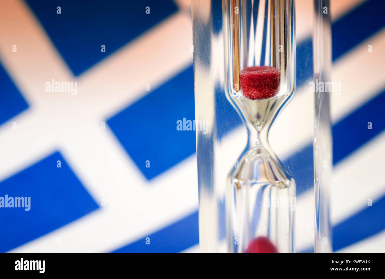 Bandiera Greca e Clessidra, foto simbolica debito greco crisi, Griechische Fahne und Sanduhr, Symbolfoto griechische Schuldenkrise Foto Stock
