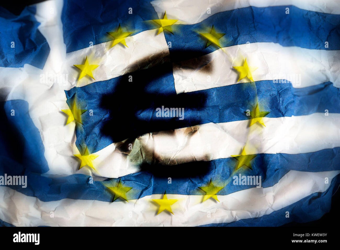 Crumpled bandiera greca con eurosign, simbolico debito foto litigio, Zerknitterte Griechische Fahne mit Eurozeichen, Symbolfoto Schuldenstreit Foto Stock