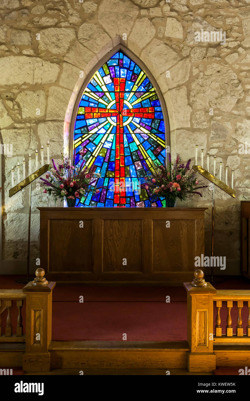 Le vetrate colorate e l altare, La Villita chiesa di San Antonio, Texas, Stati Uniti d'America Foto Stock