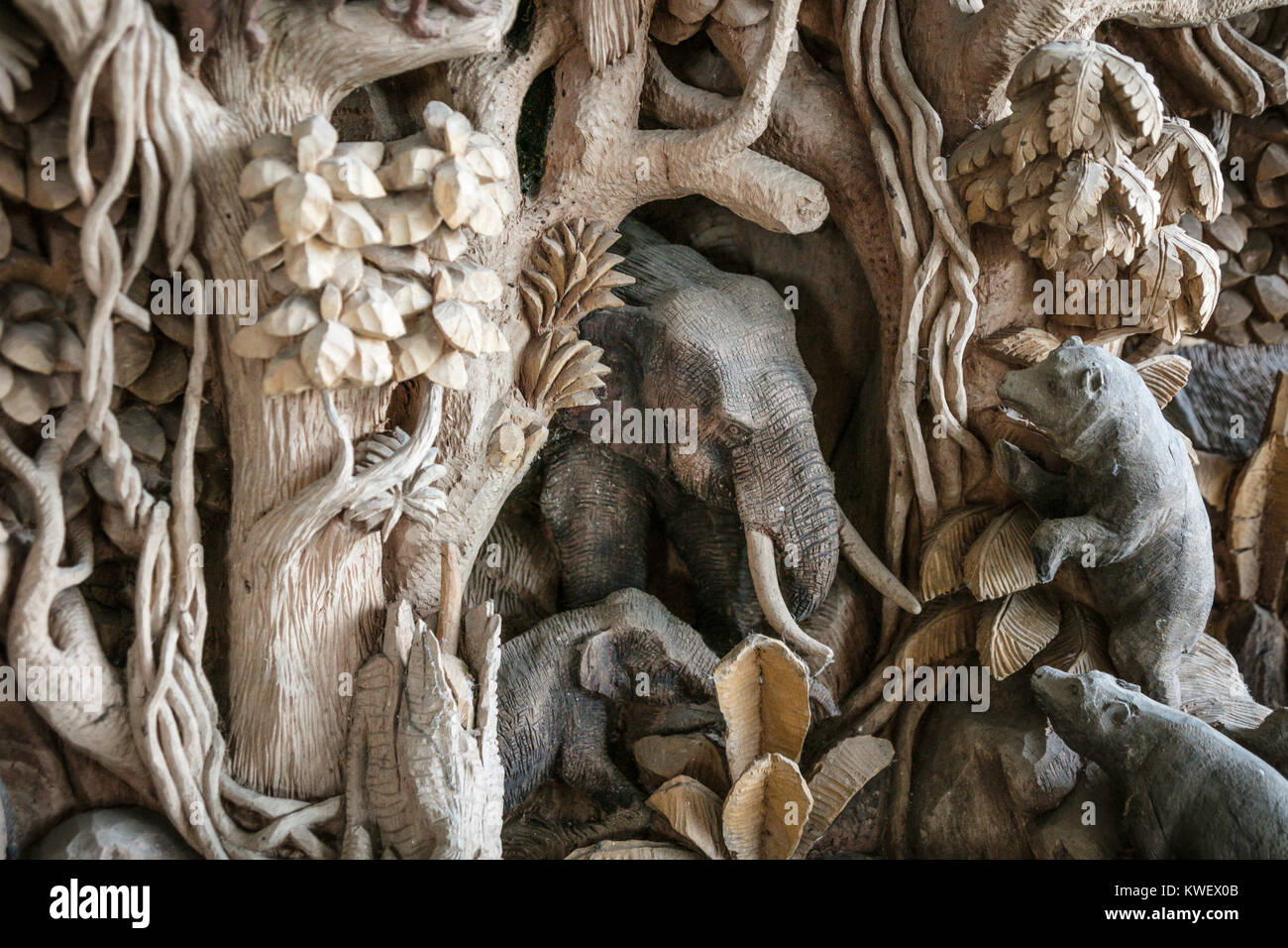 Tailandese tradizionale scultura in legno, Tambon Damnoen Saduak, Thailandia. Foto Stock