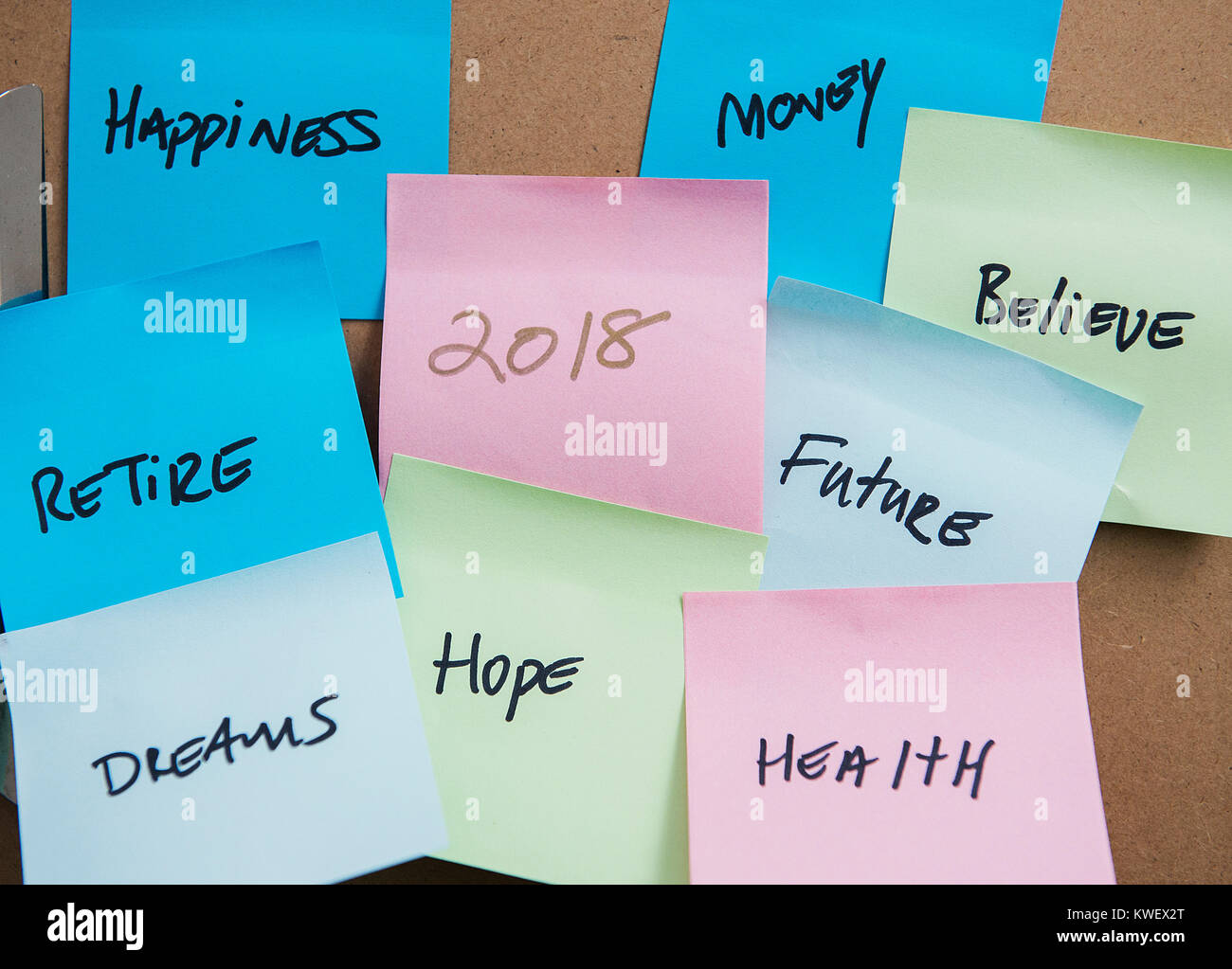 L'anno 2018 è mostrato su tamponi adesivi con le parole la felicità, denaro, credo, futuro, salute, speranze e sogni, ritiro Foto Stock
