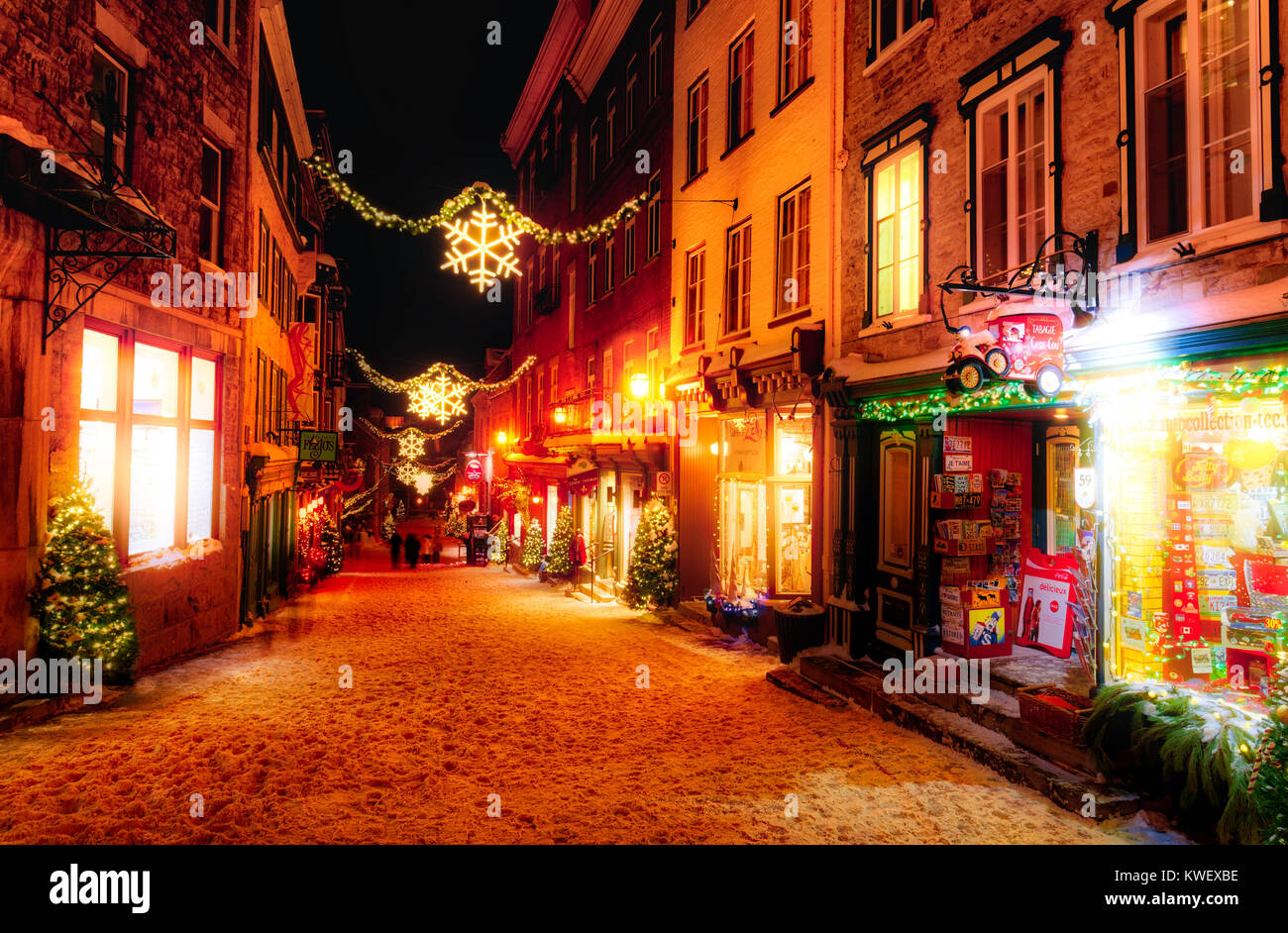 Le decorazioni di Natale e di neve fresca in Quebec City la Petit Champlain zona di notte in Rue Sous-le-Fort Foto Stock