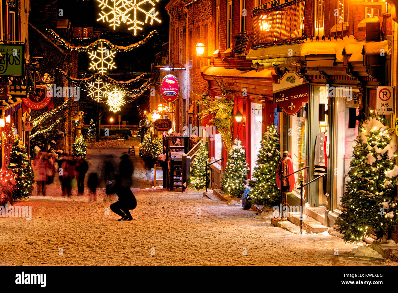 Le decorazioni di Natale e di neve fresca in Quebec City la Petit Champlain zona di notte in Rue Sous-le-Fort Foto Stock