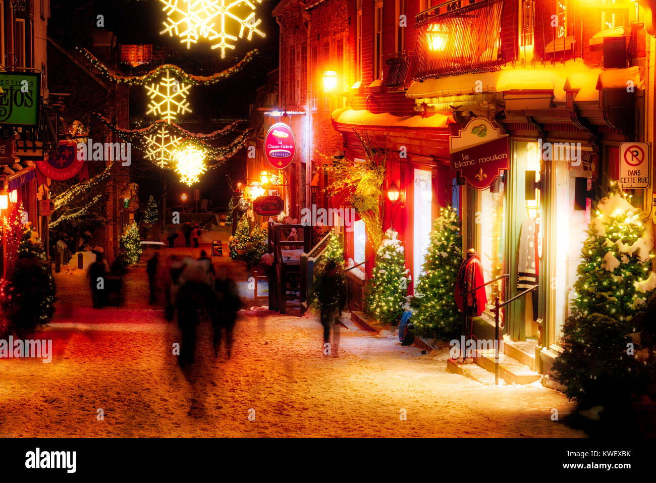 Le decorazioni di Natale e di neve fresca in Quebec City la Petit Champlain zona di notte in Rue Sous le Fort Foto Stock