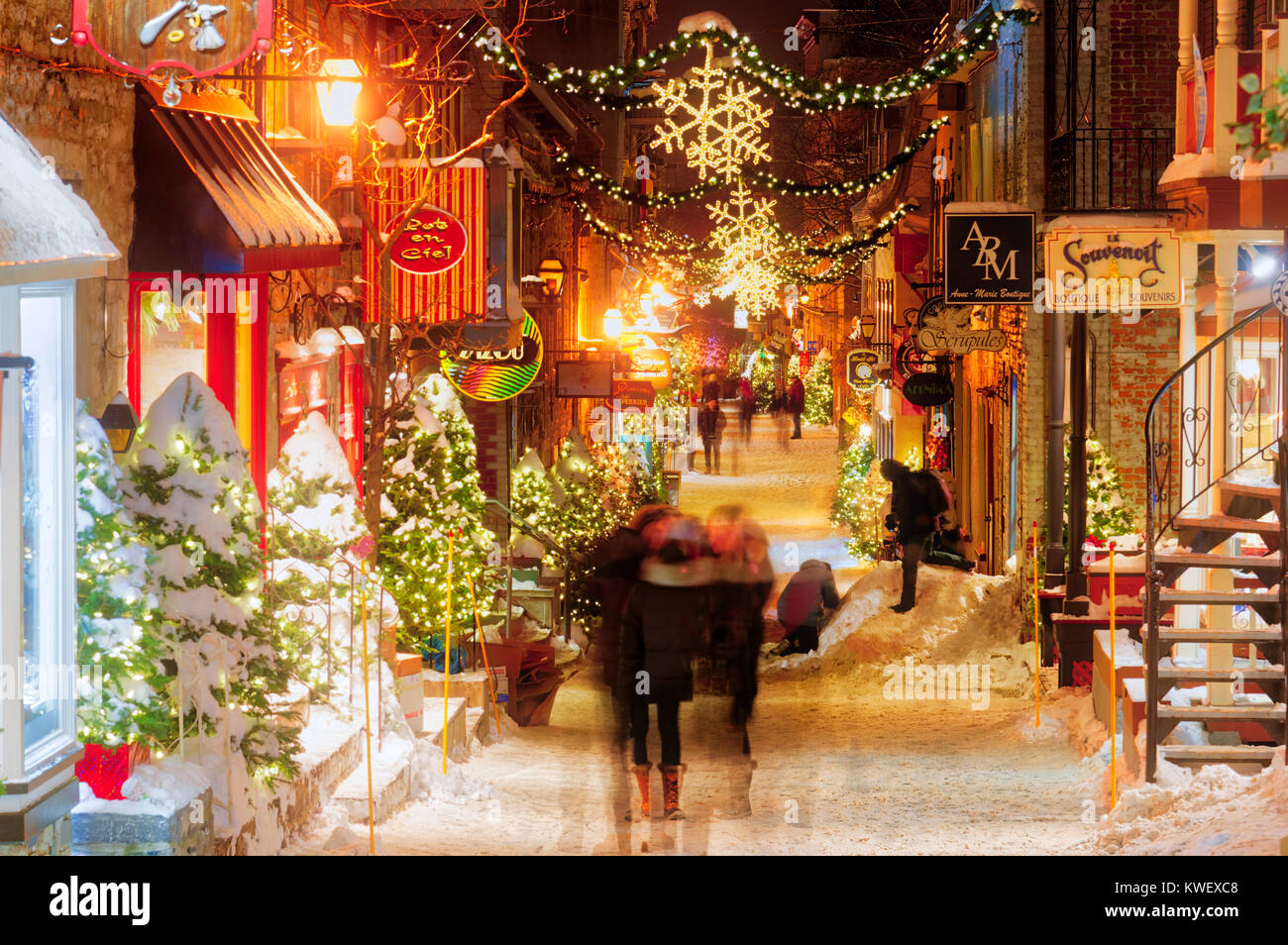 Le decorazioni di Natale e di neve fresca in Quebec City la Petit Champlain zona di notte in Rue Petit Champlain Foto Stock