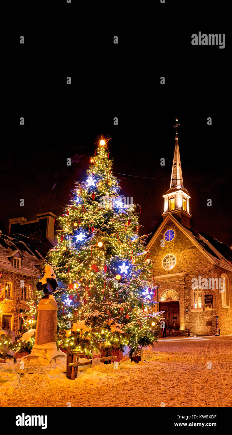 Le decorazioni di Natale e di neve fresca in Quebec City la Petit Champlain zona di notte - in Place Royale con la chiesa Eglise Notre Dame des Victoires Foto Stock