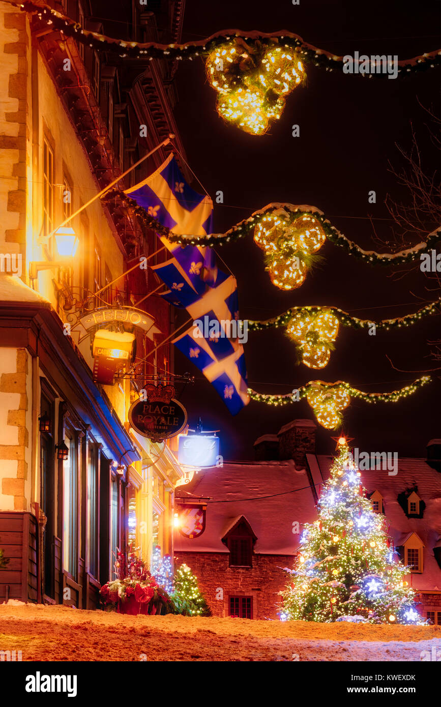 Le decorazioni di Natale e di neve fresca in Quebec City la Petit Champlain zona di notte- guardando lungo rue Notre Dame per l'albero di natale in Place Royal Foto Stock