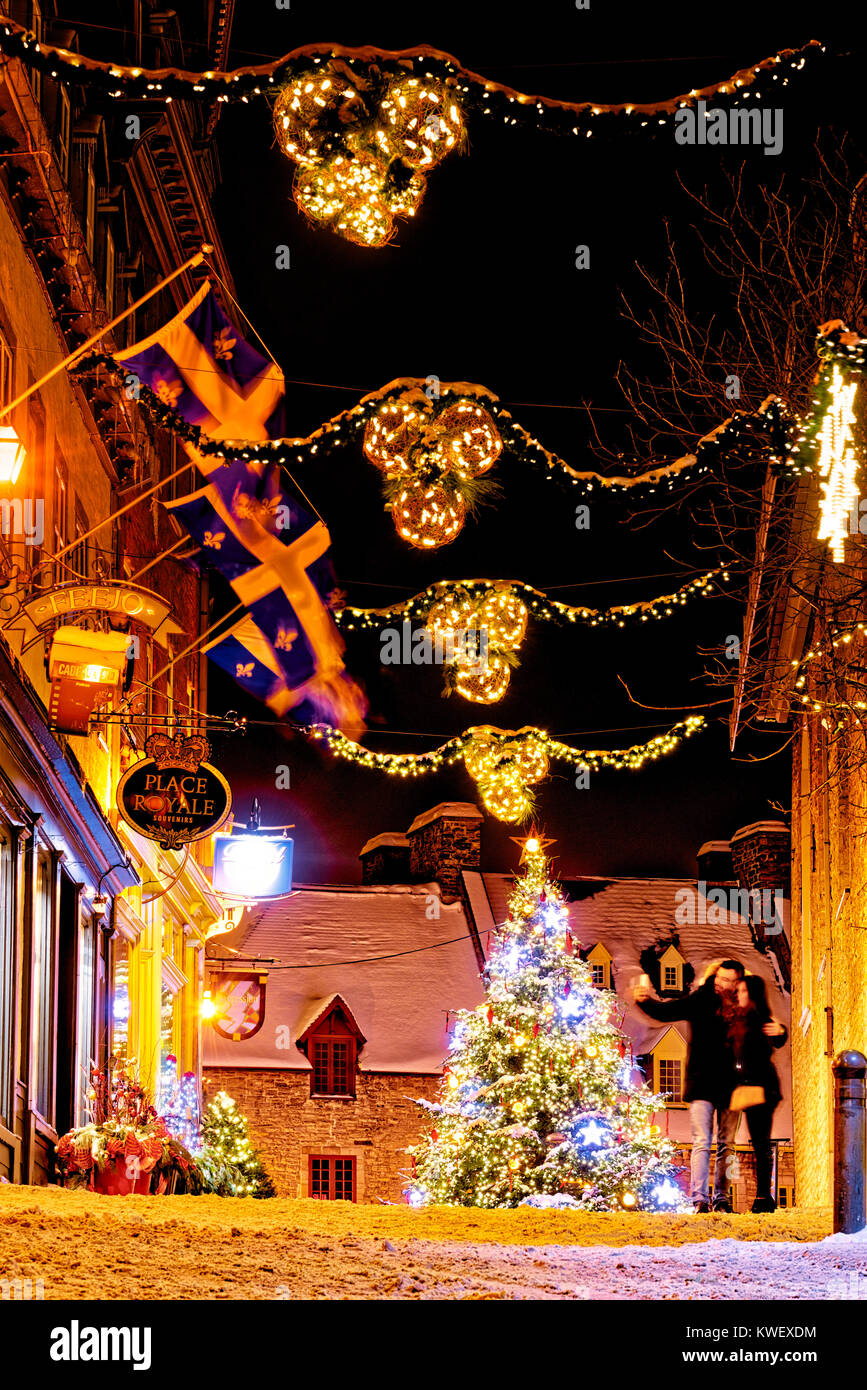 Le decorazioni di Natale e di neve fresca in Quebec City la Petit Champlain zona di notte lungo la rue Notre Dame per l'albero di natale in Place Royale, con Foto Stock