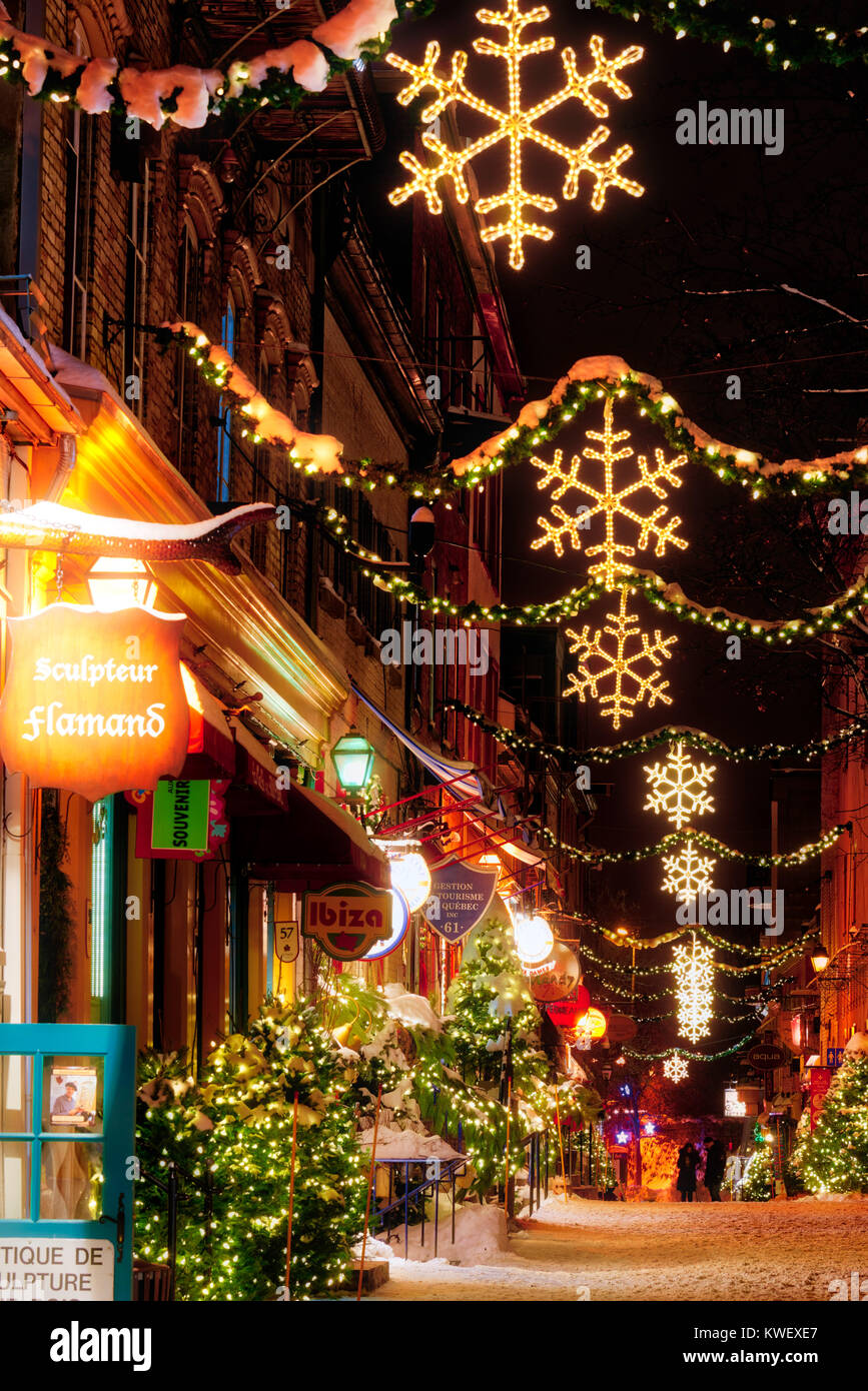 Le decorazioni di Natale e di neve fresca in Quebec City la Petit Champlain zona di notte - in Rue Petit Champlain Foto Stock