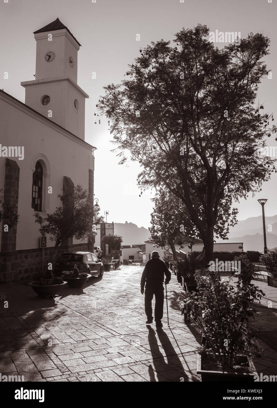 Uomo anziano a piedi alla chiesa in Tejeda villaggio di montagna di Gran Canaria Isole Canarie Spagna Foto Stock