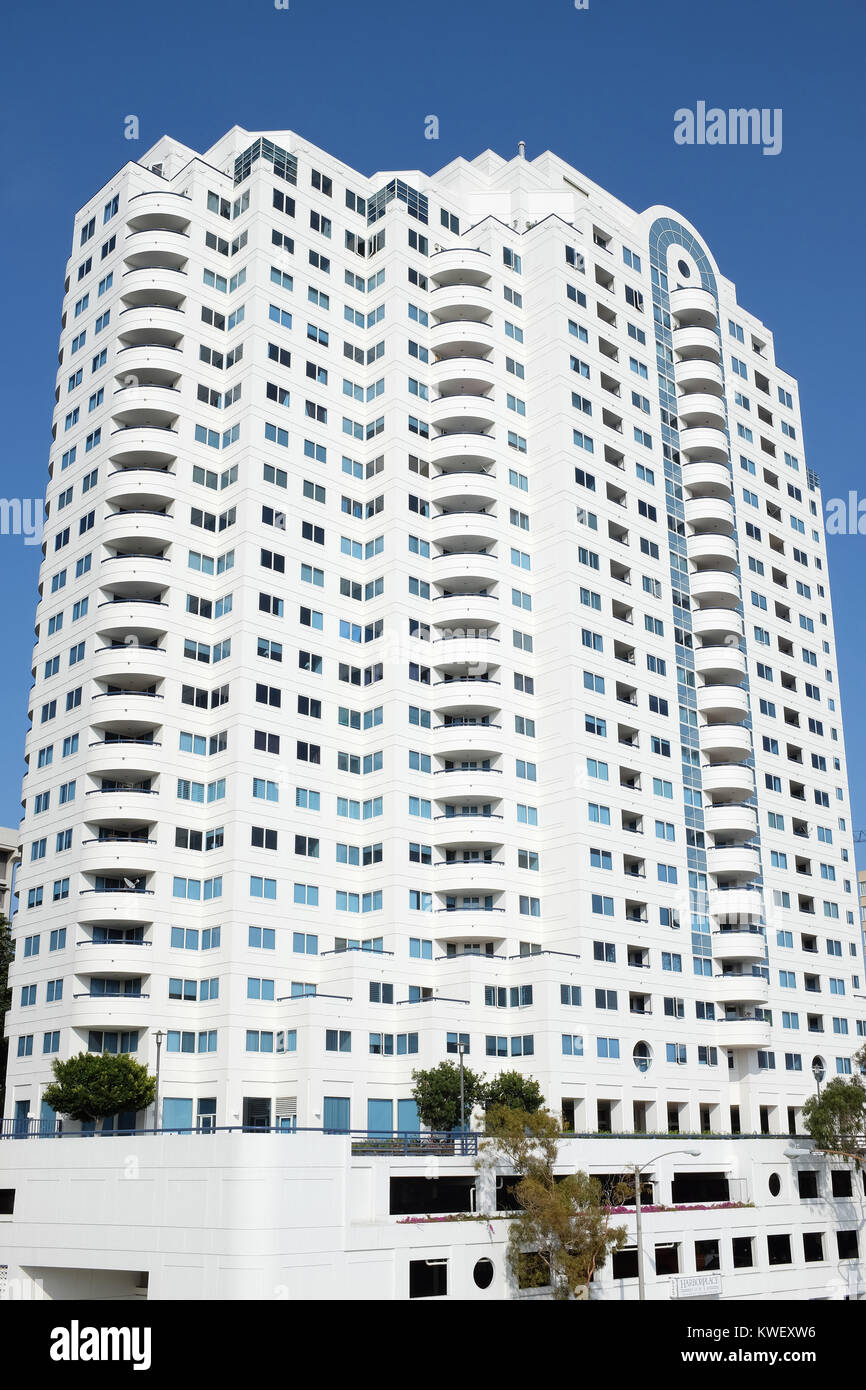 LONG BEACH, CA - Febbraio 21, 2015: Luogo Harbour Tower. Una vista oceano edificio condominiale situato su una partita che tra mare e Ocean Blvd, L Foto Stock